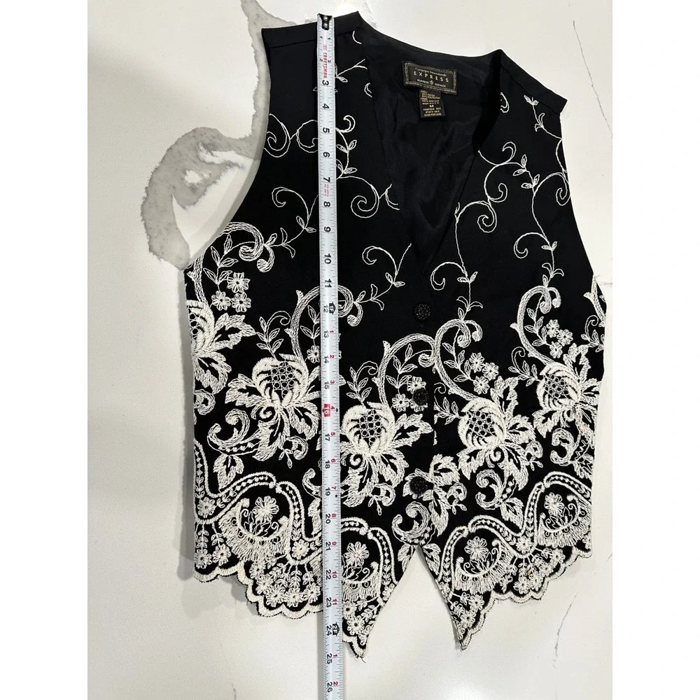 Vintage Express Black White Floral Embroidered Scalloped Hem Vest Size M‎ USA